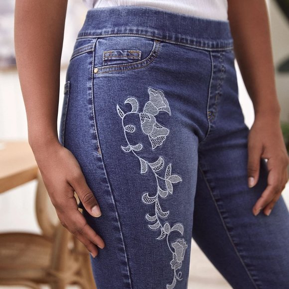 Laura PETITES size 4 floral embroidered jeans NWT - Picture 1 of 8
